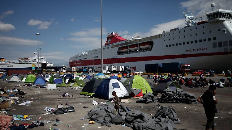 Am Hafen von Piräus leben mehr als 400 Flüchtlinge.