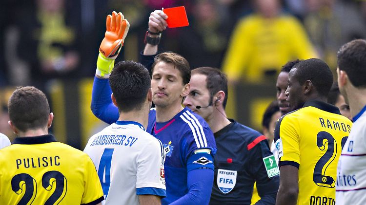 Notbremse? Schiedsrichter Marco Fritz sagt ja und zeigt Hamburgs Torhüter René Adler die Rote Karte.