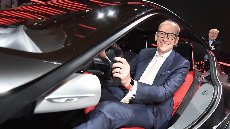 Opel-Chef Karl-Thomas Neumann sitzt auf dem Genfer Autosalon im März am Steuer des Konzeptautos Opel GT.