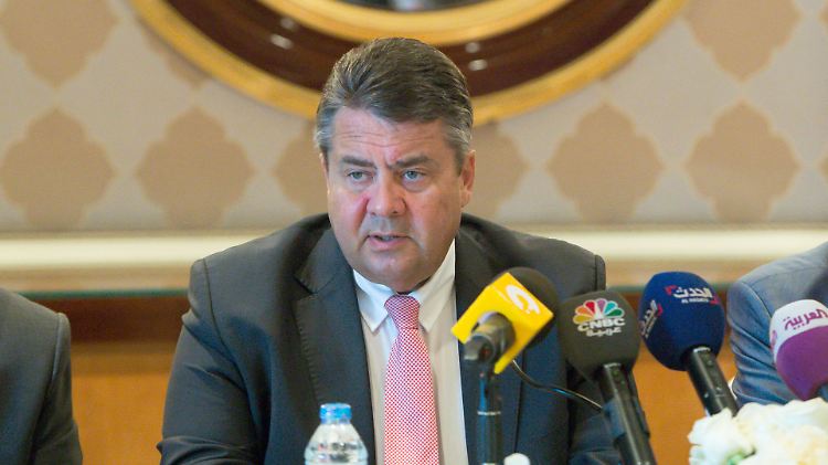 "Ägypten hat sich den Weg vorgenommen, das Land Schritt für Schritt zu demokratisieren. Und dabei wollen wir Deutschen die Partner sein. Ich finde, Sie haben einen beeindruckenden Präsidenten", sagte Sigmar Gabriel in Kairo.