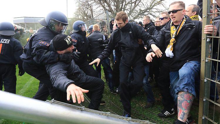 Bei schweren Krawallen in Magdeburg werden 15 Polizisten verletzt.