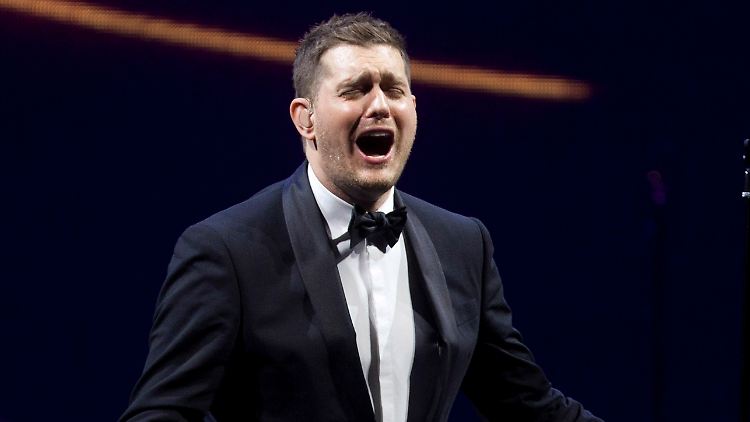 Michael Bublé braucht noch ein bisschen Nachhilfe. Das Maiskolben-Essen jedenfalls klappt noch nicht so gut.