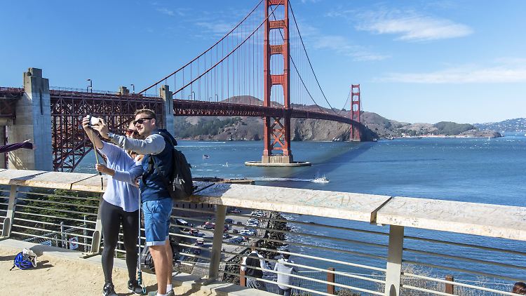 Der Selfie-Stick gehört für viele Touristen dazu.