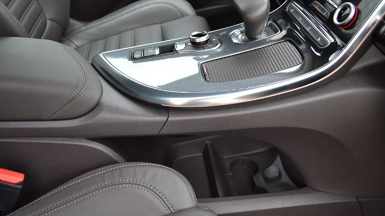 Die Mittelkonsole ist unglaublich schön, die darunterliegenden Cupholder absolut unpraktisch.