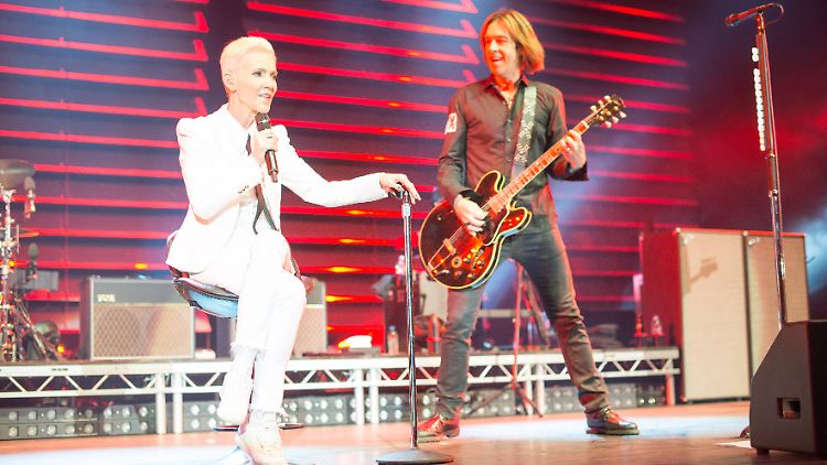 Roxette bei einem Konzert am 7. Juli 2015 in München - Fredriksson absolvierte den Auftritt im Sitzen.