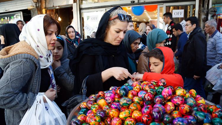 Das Foto vom persischen Neujahresfest zeigt: Der Hidschab wird von iranischen Frauen ganz unterschiedlich getragen.