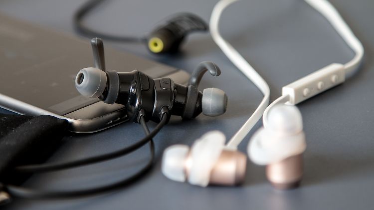 In-Ear-Kopfhörer mit Bluetooth sind unterwegs besonders praktisch. 