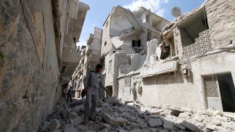 Ein Bewohner aus Aleppo bahnt sich seinen Weg durch die Trümmer der Stadt.