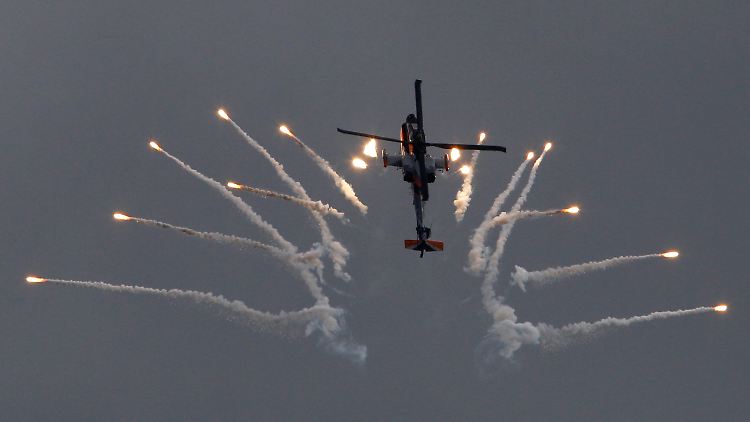 Ein Apache-Hubschrauber bei einer Übung.