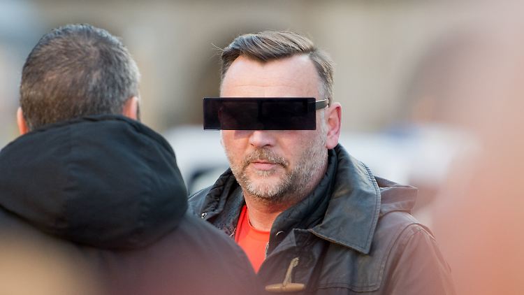 Bachmann bei einer Pegida-Demonstration am Montag in Dresden. Die Sonnenbrille soll einen Blend-Balken imitieren, mit dem Medien Angeklagte unkenntlich machen.