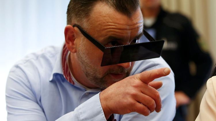 Die Bachmann-Show beginnt: Pegida-Gründer Lutz Bachmann vor Prozessbeginn mit schwarzer Balken-Brille.