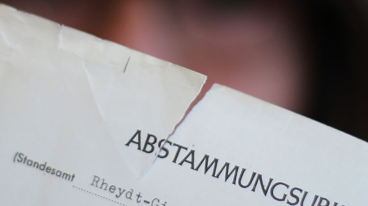 Die Abstammungsurkunde der Klägerin.
