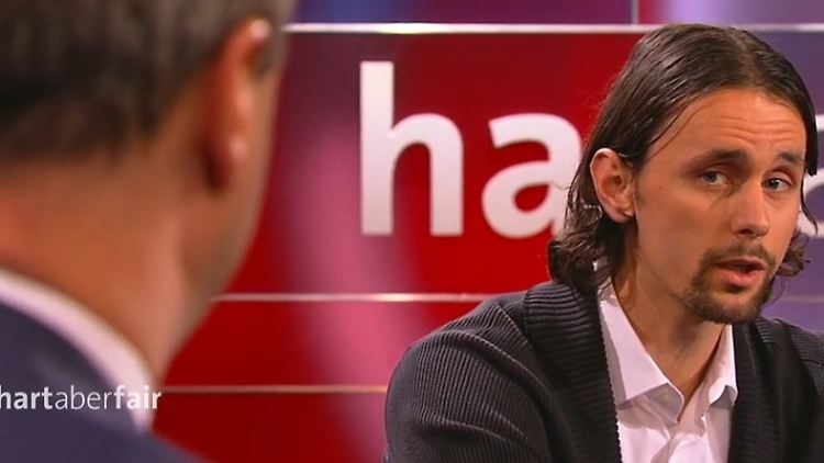 Fußballer redet, Politiker lauscht: Aus Sicht von Neven Subotic ist die Anzahl der integrationswilligen Ausländer weit größer, als der CSU-Politiker Markus Söder unterstellt.