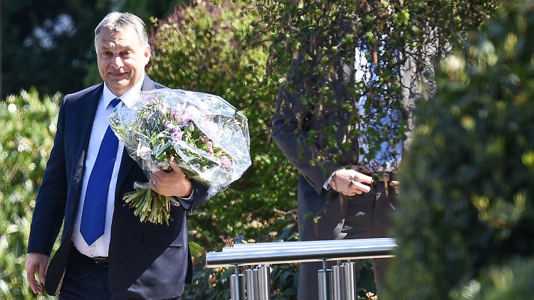 Mit Blumen auf dem Weg zu Helmut Kohl: Viktor Orbán in Ludwigshafen-Oggersheim.