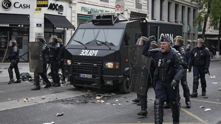 In Lyon gingen Polizisten am Dienstag mit aller Härte gegen gewalttätige Demonstranten vor.