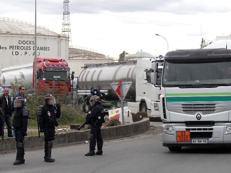 Die Laster rollen wieder: Polizisten überwachen ein Treibstoffdepot in der Nähe von Bordeaux.