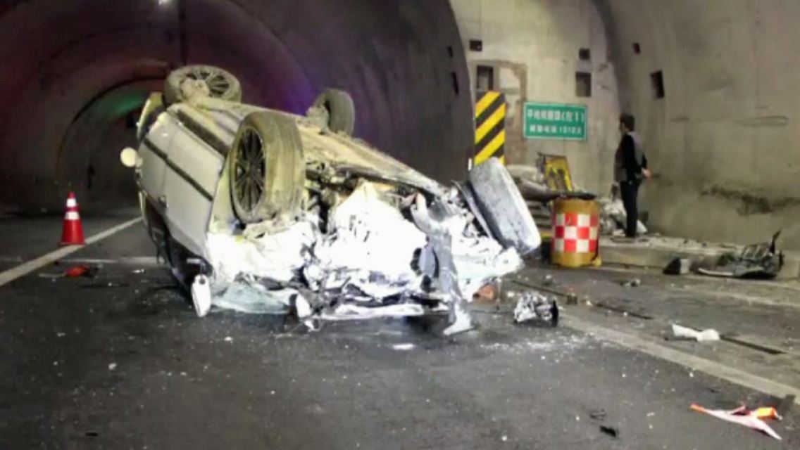 Unfallwagen_Tunnel_China.jpg