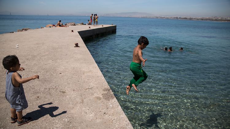 Ein Junge aus Afghanistan springt in Athen ins Mittelmeer.