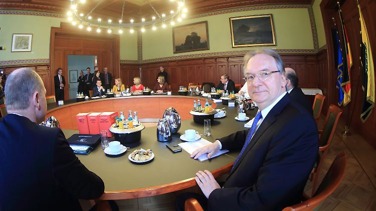 Der künftige Regierungschef Reiner Haseloff vor Beginn der Verhandlungen.