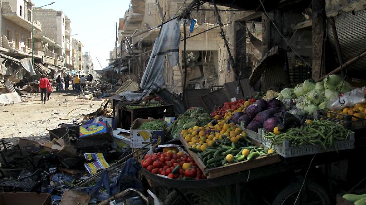 Beim Luftangriff auf diesen Markt in Maaret al-Numan kamen mindestens 37 Menschen ums Leben.