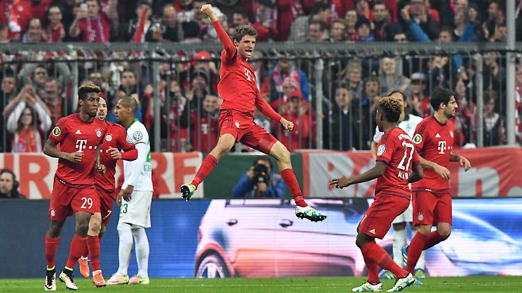 Hat anscheinend einen sehr beweglichen Arm: Thomas Müller feiert seinen Treffer zum 1:0.