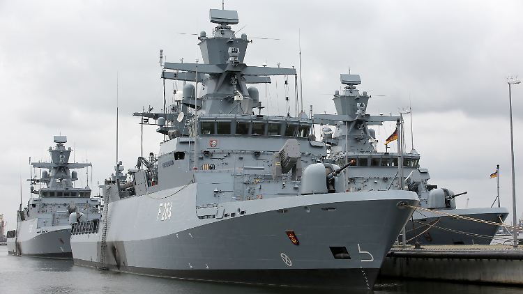 Das Raketensystem, um das es dem Bundesrechnungshof geht, ist hier mittig hinter dem Geschützturm auf der Korvette "Ludwigshafen am Rhein" zu sehen.