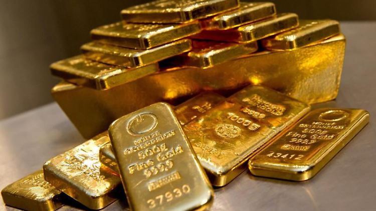 Grundsätzlich besteht auch in Krisenzeiten, das Risiko, dass auch der Goldpreis sinkt und damit sowohl Münzen und Barren als auch Xetra-Gold an Wert verlieren.