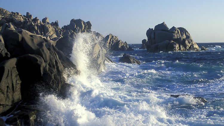 Wildes Meer am Capo Testa.