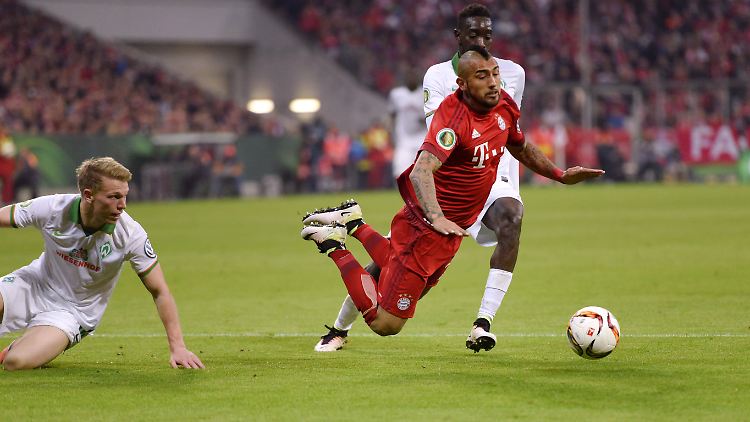 Bayerns Arturo Vidal hebt ab Richtung Berlin.