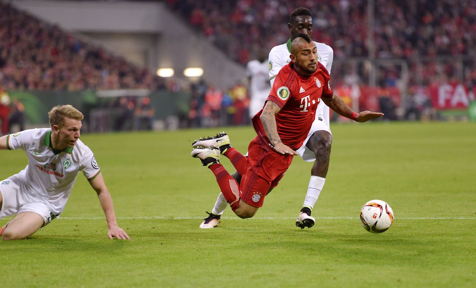 Der FC Bayern München steht zum 21. Mal im Finale des DFB-Pokals. Doch nach dem Halbfinale gegen den SV Werder Bremen wird nur über ein Thema geredet: die Schwalbe von Arturo Vidal.