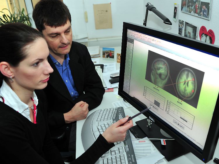 Prof. Dr. Thomas Weiß und Dipl.-Psychologin Maria Richter demonstrieren, wie schmerzbezogene Worte im Gehirn verarbeitet werden.