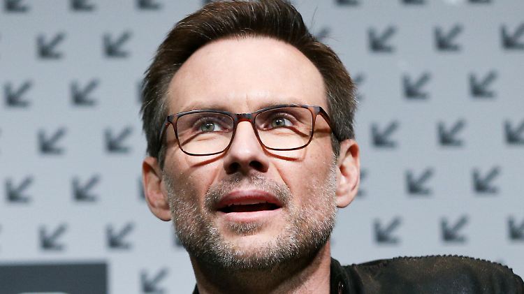 In einem Gerichtsverfahren sagt Schauspieler Christian Slater aus, sein Vater habe versucht, ihn umzubringen.