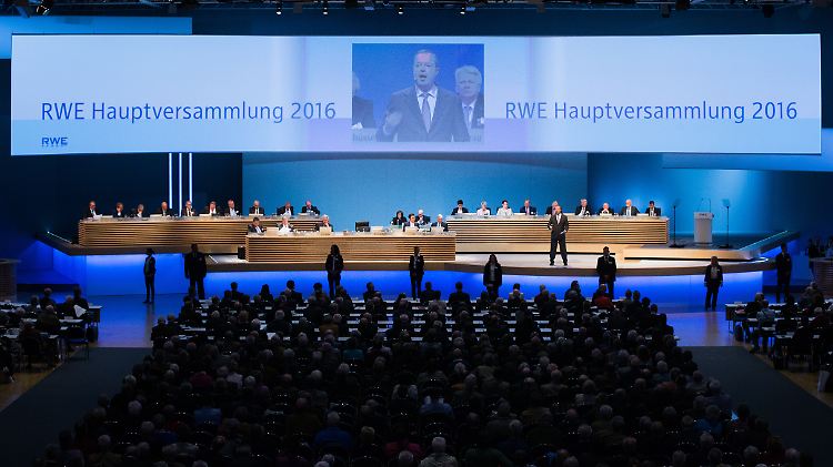 RWE-Chef Peter Terium
verteidigt auf der Hauptversammlung den umstrittenen Ausfall der
Dividende gegen die Kritik vor allem der kommunalen
Anteilseigner.