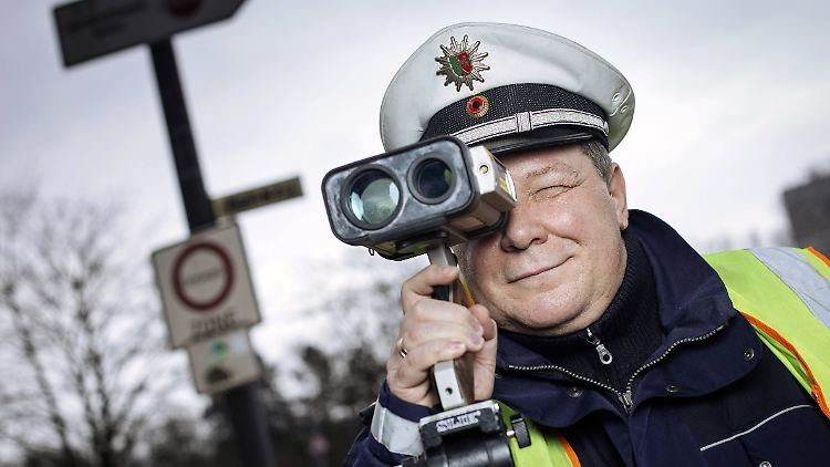 Auch mobile Messgeräte bringt die Polizei zum Einsatz.