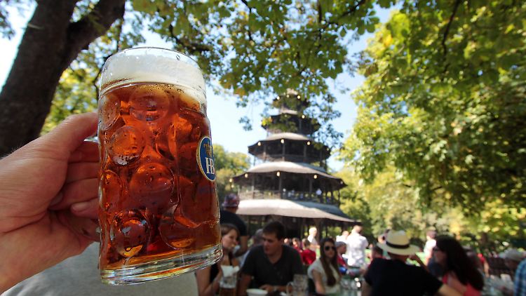Eine zünftige Maß schmeckt nicht nur  Touristen im Englischen Garten in München.  