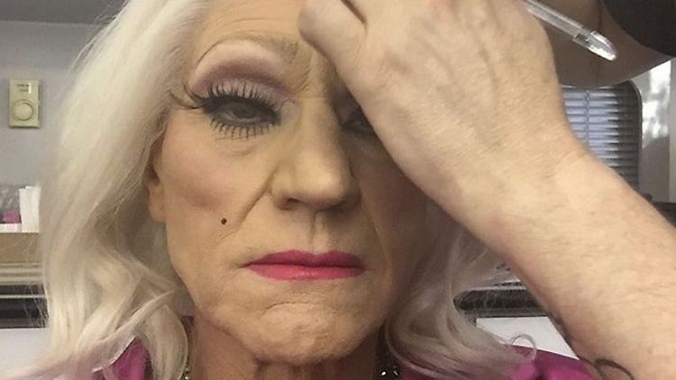 Erkannt? Patrick Stewart lässt sich seine neuen Haare richten.
