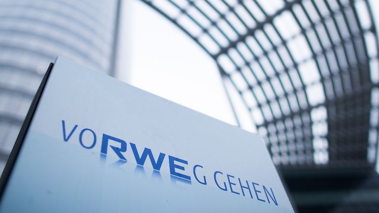 RWE kämpft mit den Folgen der Energiewende: Der Ökostrom-Boom hat die im Großhandel erzielbaren Strompreise deutlich gedrückt - dabei fällt weniger ab für die großen Kohle-, Gas- und Atomkraftwerke.