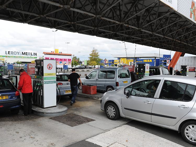 An den Tankstellen, wie hier in Bordeaux, wird langsam das Benzin knapp - Reisende sollten vorsorgen.