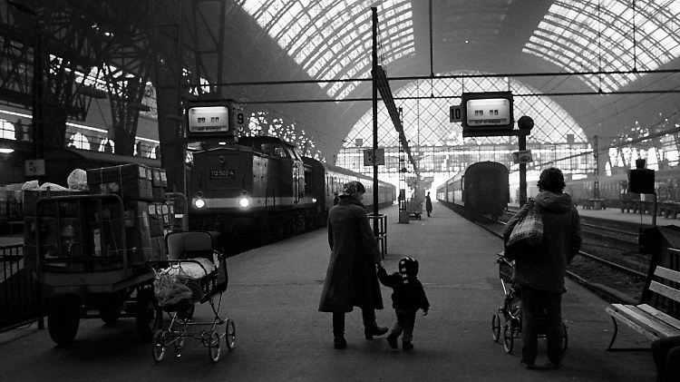 Reisende 1983 im Hauptbahnhof Dresden.