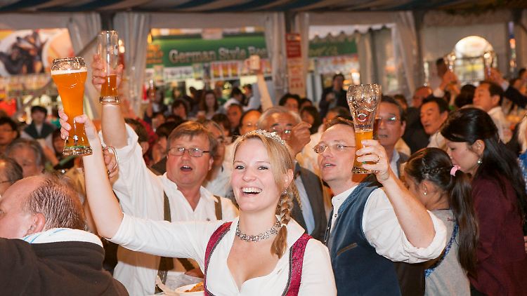Bierkönigin Marlene Speck auf dem Oktoberfest in Fukuoka (Japan): Eine "Halbe" Augustiner oder Tegernseer kostet dort rund 20 Euro.