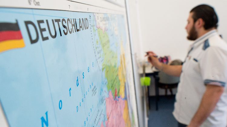 Das Gesetz sieht mehr Integrationskurse vor - und Sanktionen, wenn diese nicht wahrgenommen werden.