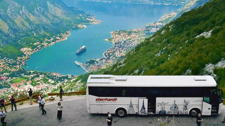Busreise in Montenegro: Jeder Bus ersetzt auf der Straße circa 30 Autos.