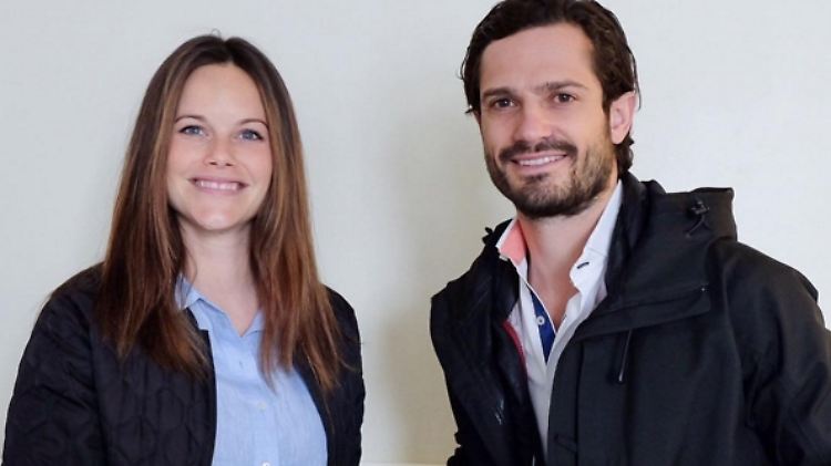 Endlich zu dritt: Sofia, Carl Philip und Alexander beim Verlassen des Krankenhauses. 