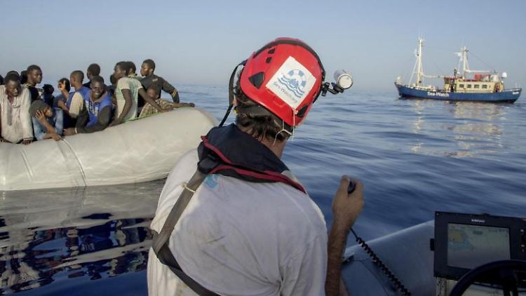 Die "Sea-Watch" hält einige Hundert Meter Abstand zu den Flüchtlingsbooten, damit die Menschen nicht vor Freude ins Wasser springen, um an Bord zu klettern.