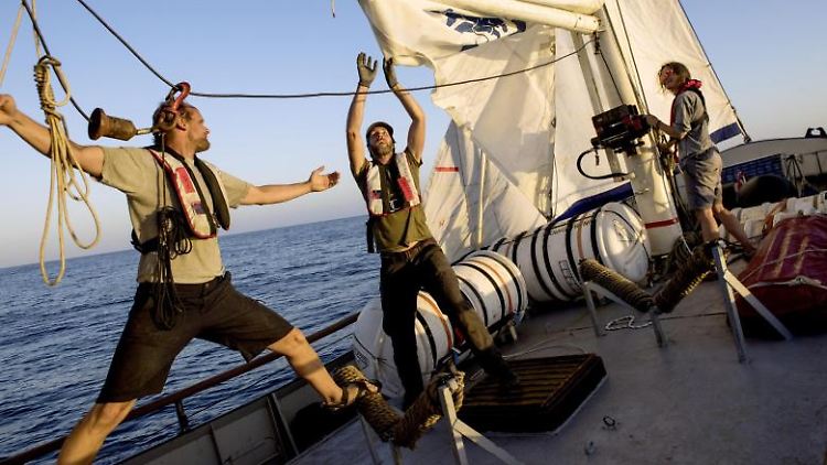 An Deck der "Sea-Watch": Die Crew musste viele technische Defekte an dem alten Fischkutter beheben.