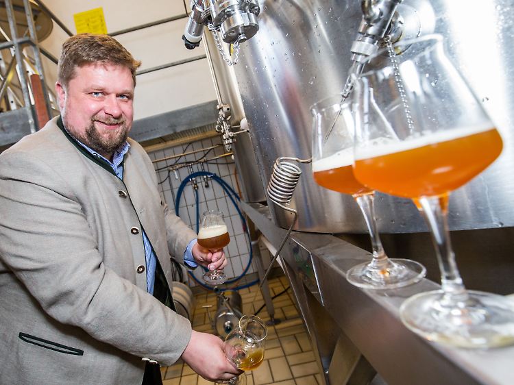Johannes Tippmann, Professor an der TU München, zapft ein selbst gebrautes Bier.