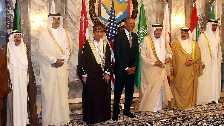 US-Präsident Barack Obama (4. v.l.) und der saudische König Salman bin Abdulasis Al Saud (5.v.l.) posieren gemeinsam mit anderen Vertretern des Golf-Kooperationsrates. Von links nach rechts: Kuwaits Emir Sabah Al-Ahmad Al-Jaber Al-Sabah, der Emir von Katar Sheich Tamim bin Hamad al-Thani, der omanische Vize-Premier Sayed Fahd bin Mahmud al-Said, der bahrainische Hamad bin Issa al-Khalifa, und der Kronprinz von Abu Dhabi, Sheich Mohammed bin Zayed al-Nahyan