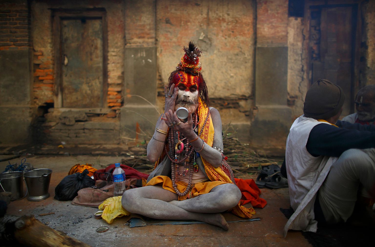 Ein Sadhu, oder auch Heiliger Mann, bezeichnet einen hinduistischen Mönch oder auch einen besonders religiösen Menschen. Viele Sadhus wandern umher und leben ein besonders asketisches Leben, meistens in der Nähe eines Tempels, wie zum Bespiel hier beim Pashupatinath-Tempel in Kathmandu. 