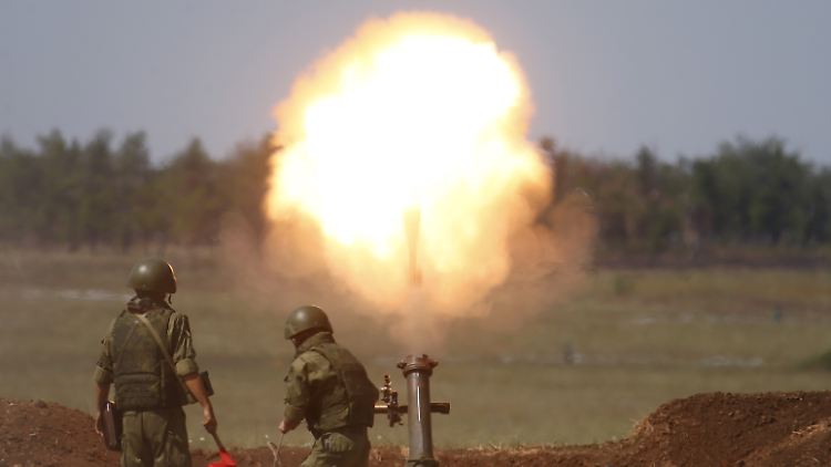 Russische Soldaten feuern einen 120-mm-Mörser während einer Übung ab. Welche Waffensysteme genau nach Aleppo verlegt werden, ist nicht bekannt.