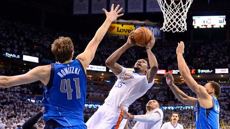 Gegen den fast schon übermenschlich starken Kevin Durant konnte selbst Dirk Nowitzki nichts ausrichten.